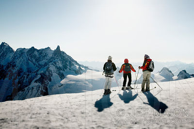 Skiers starting Vallee Blanche descent