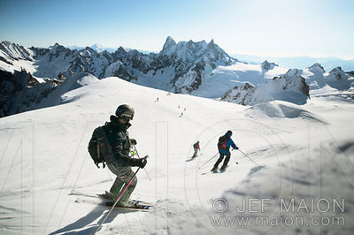 Skiers starting Vallee Blanche descent