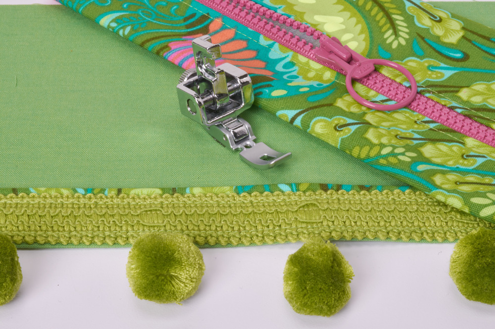 Adjustable Zipper and Piping Foot