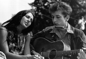 Folk singers Joan Baez and Bob Dylan perform during a civil rights rally on August 28, 1963 in Washington D.C. (Rowland Scherman/National Archives and Records Administration [Public domain] via Wikimedia Commons)