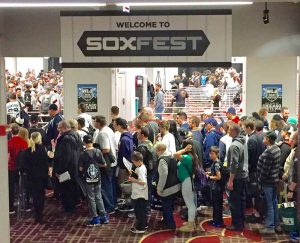 Fans line up for autographs at SoxFest