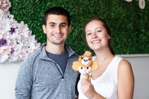 Chicago foodie couple poses with ice cream