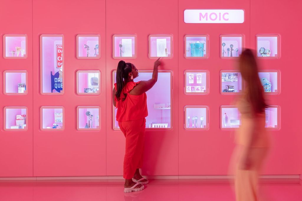 Pink display wall with women