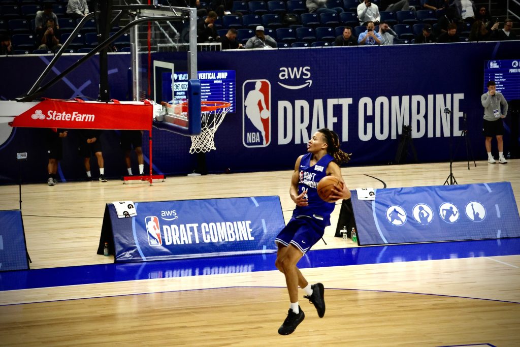 Παίκτης του NBA Draft Combine ντριμπλάρει μπάλα