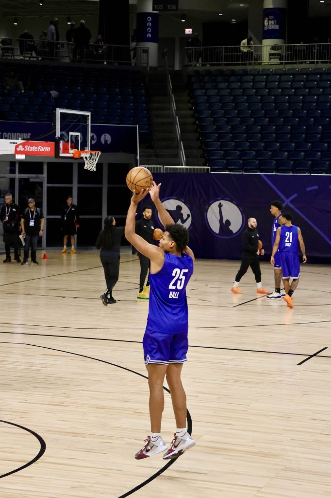 Ο επιθετικός του Auburn Keyshawn Hall κάνει σουτ τριών πόντων κατά τη διάρκεια της αξιολόγησης των ασκήσεων σκοποβολής. (Κέβιν Λου/ΜΕΝΤΙΛ) 