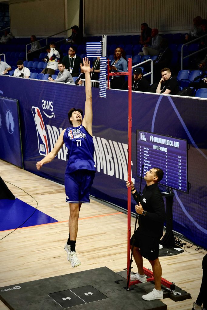 Παίκτης μπάσκετ πηδά στο ΝΒΑ Draft Combine