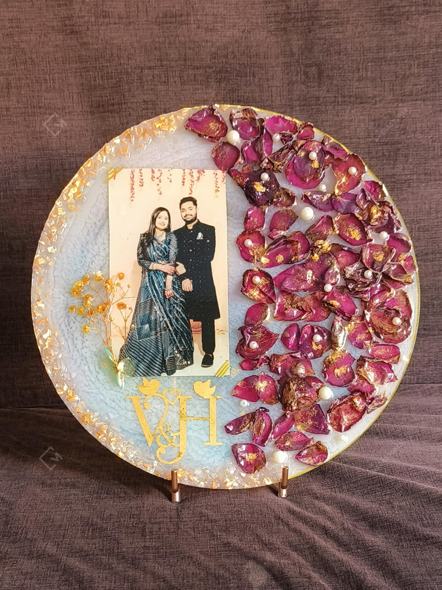 Resin Art 12 inch Round Couple Photo frame by Urru