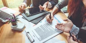 4 Tips for Buying A Business signing a contract
