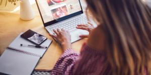 Overcoming the 3 Biggest Problems of Content Marketing Campaigns young entrepreneur updating her food blog