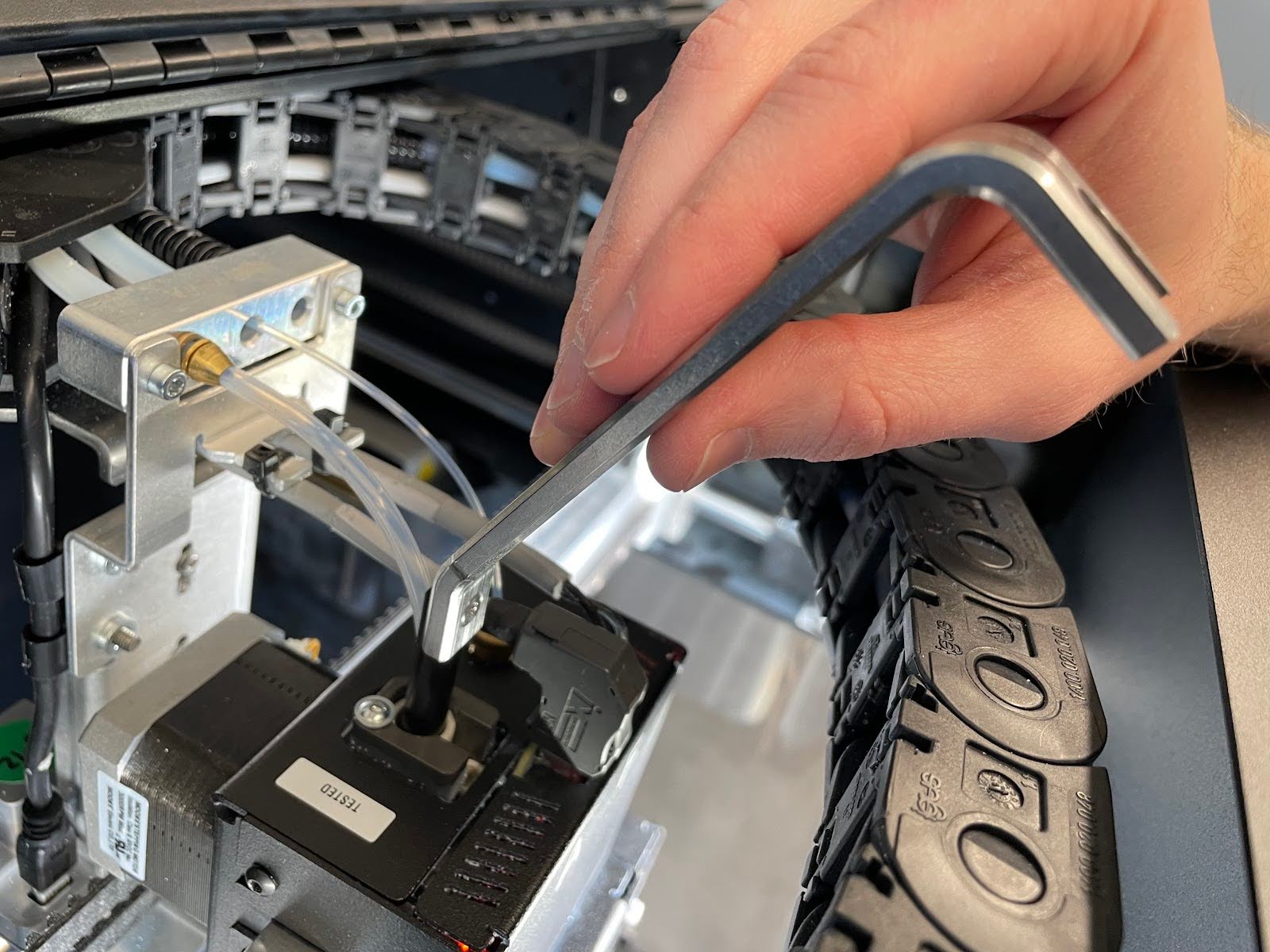 Replacing Metal Material Tubes (FX10)