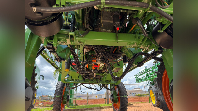 LOTE 10 - PULVERIZADOR STARA - MODELO : IMPERADOR 3100 - TRAÇÃO 4X4 - HIDRO - DESLIGA 7 SEÇÕES - CONTROLE DE VAZÃO - SUSPENSÃO PNEUMÁTICA