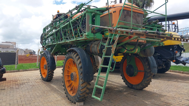 LOTE 10 - PULVERIZADOR STARA - MODELO : IMPERADOR 3100 - TRAÇÃO 4X4 - HIDRO - DESLIGA 7 SEÇÕES - CONTROLE DE VAZÃO - SUSPENSÃO PNEUMÁTICA