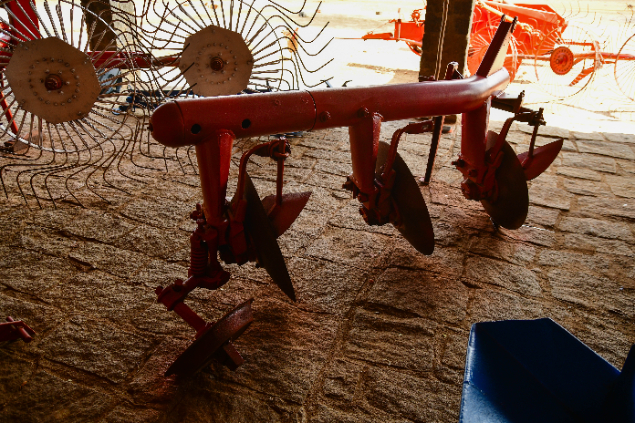 LOTE 09 - ARADO DE DISCOS / HIDRÁULICO / 3 DISCOS / RASPADOR