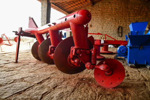 LOTE 09 - ARADO DE DISCOS / HIDRÁULICO / 3 DISCOS / RASPADOR