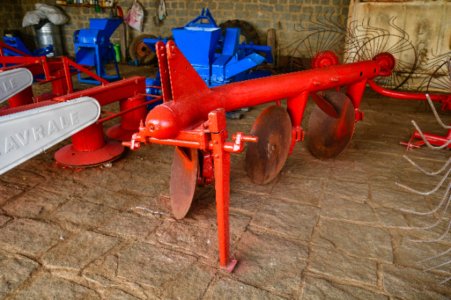 LOTE 09 - ARADO DE DISCOS / HIDRÁULICO / 3 DISCOS / RASPADOR