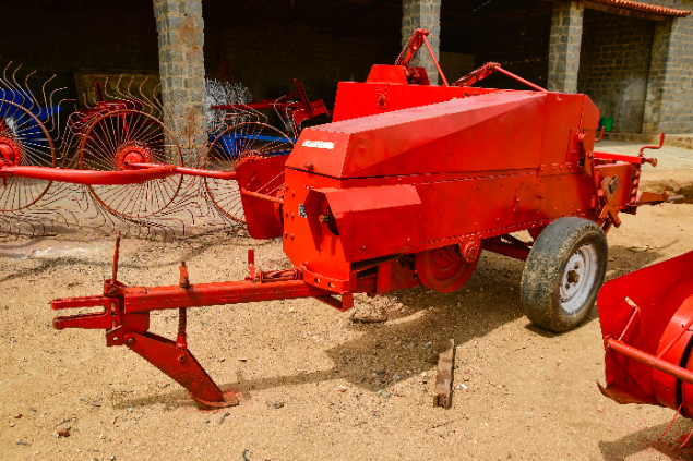 LOTE 12A - ENFARDADEIRA PARA FENOS QUADRADOS