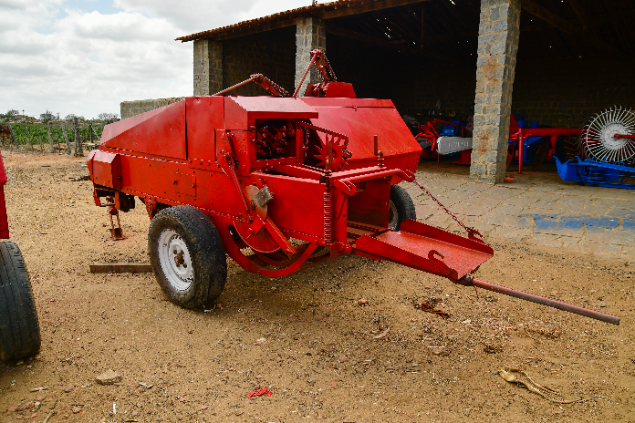 LOTE 12A - ENFARDADEIRA PARA FENOS QUADRADOS
