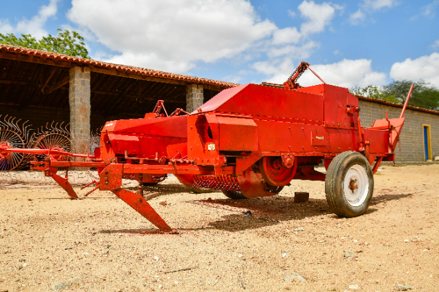 LOTE 14 - ENFARDADEIRA PARA FENOS QUADRADOS