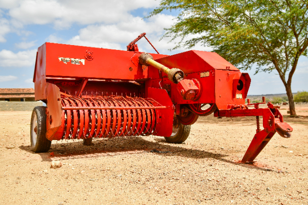 LOTE 14 - ENFARDADEIRA PARA FENOS QUADRADOS