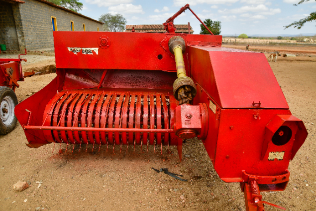 LOTE 14 - ENFARDADEIRA PARA FENOS QUADRADOS