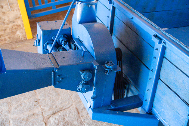 LOTE 15 - CARRETA 1 EIXO COM PICADOR ACOPLADO