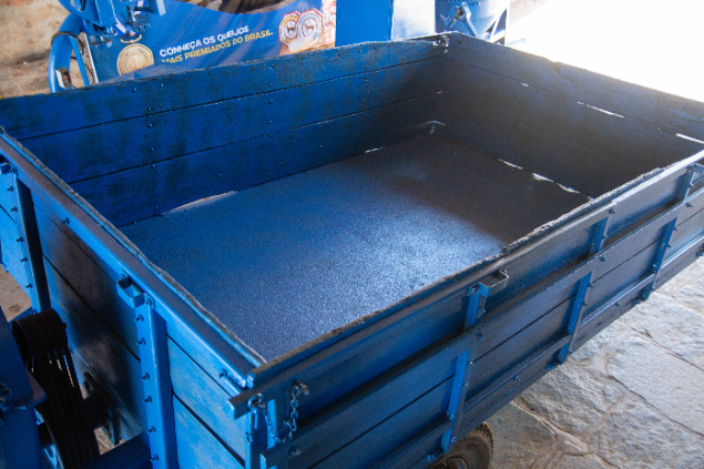 LOTE 15 - CARRETA 1 EIXO COM PICADOR ACOPLADO