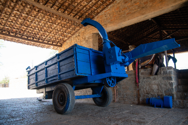 LOTE 15 - CARRETA 1 EIXO COM PICADOR ACOPLADO