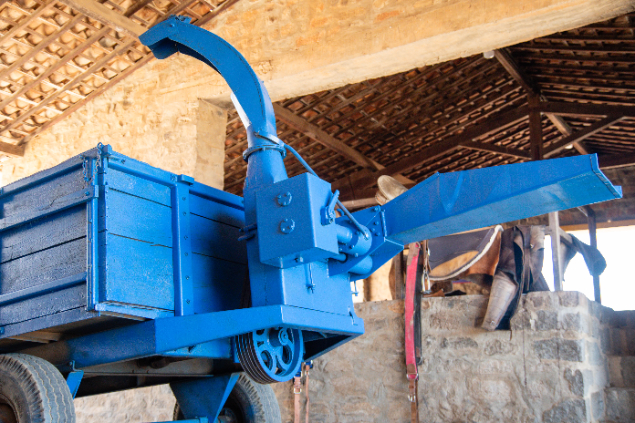 LOTE 15 - CARRETA 1 EIXO COM PICADOR ACOPLADO