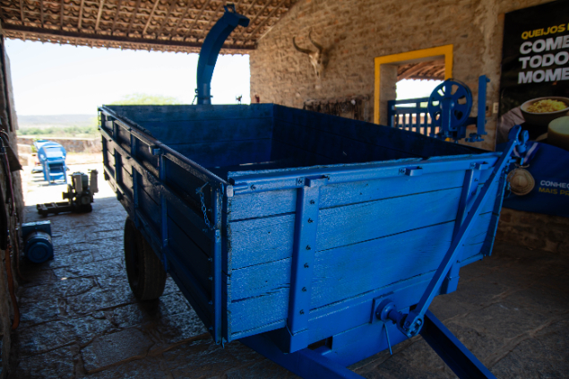 LOTE 15 - CARRETA 1 EIXO COM PICADOR ACOPLADO