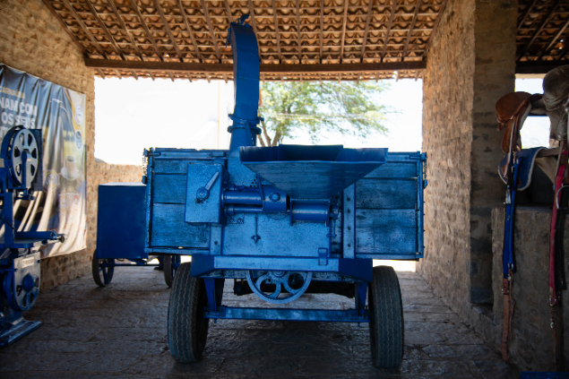 LOTE 15 - CARRETA 1 EIXO COM PICADOR ACOPLADO