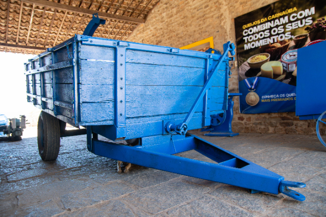 LOTE 15 - CARRETA 1 EIXO COM PICADOR ACOPLADO