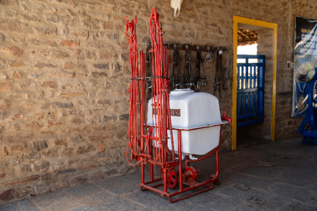 LOTE 20 - PULVERIZADOR DE BARAS / HIDRAULICO / AC MEC