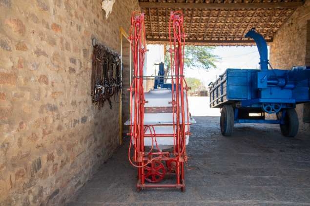 LOTE 20 - PULVERIZADOR DE BARAS / HIDRAULICO / AC MEC