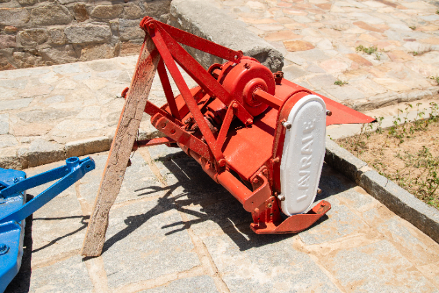 LOTE 25 - ENXADA ROTATIVA LAVRALE / ROBUSTA