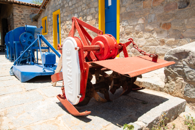 LOTE 25 - ENXADA ROTATIVA LAVRALE / ROBUSTA