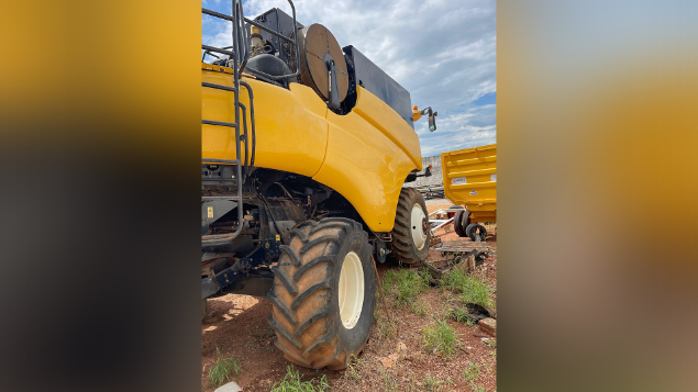 LOTE 040 - COLHEITADEIRA NEW HOLLAND MODELO CR9060 ANO 2013