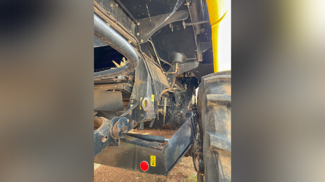 LOTE 040 - COLHEITADEIRA NEW HOLLAND MODELO CR9060 ANO 2013