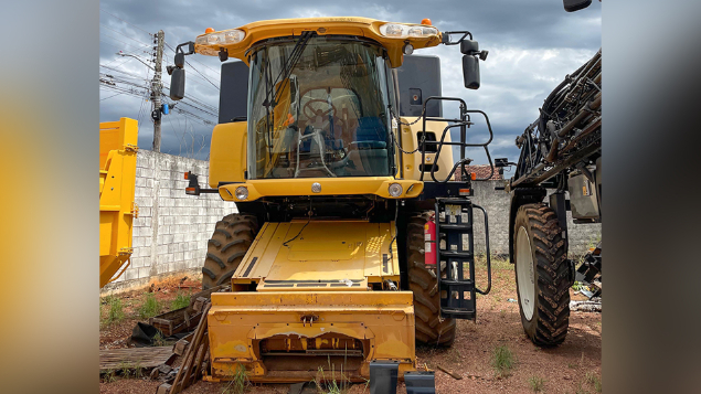 LOTE 040 - COLHEITADEIRA NEW HOLLAND MODELO CR9060 ANO 2013