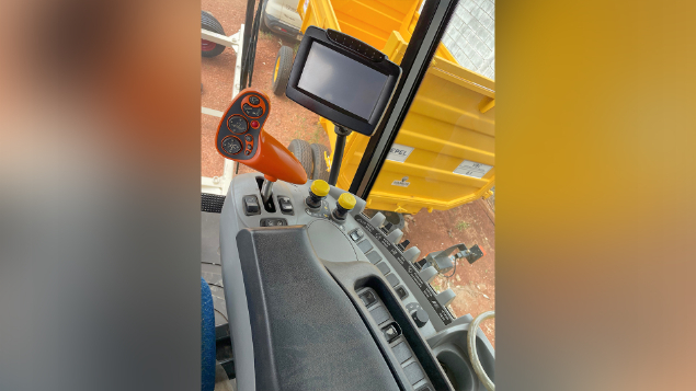 LOTE 040 - COLHEITADEIRA NEW HOLLAND MODELO CR9060 ANO 2013