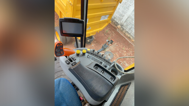 LOTE 040 - COLHEITADEIRA NEW HOLLAND MODELO CR9060 ANO 2013