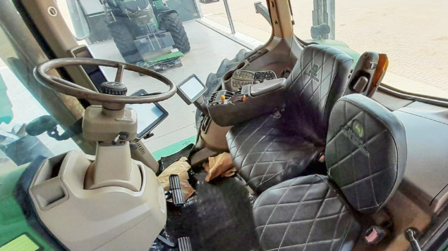 LOTE 001 - TRATOR JOHN DEERE TR 8335 ROD DUPLO SEM ILS ANO 2013