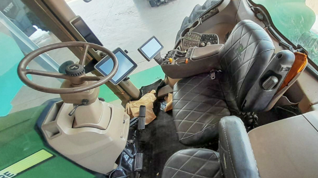 LOTE 001 - TRATOR JOHN DEERE TR 8335 ROD DUPLO SEM ILS ANO 2013