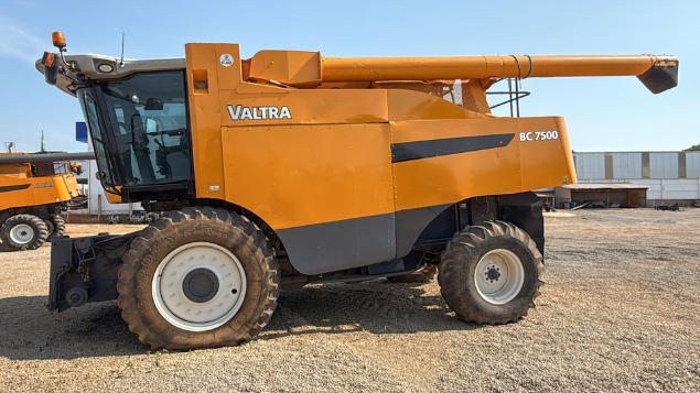 LOTE 004 - COLHEITADEIRA VALTRA BC 7500 ANO 2012