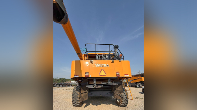 LOTE 004 - COLHEITADEIRA VALTRA BC 7500 ANO 2012
