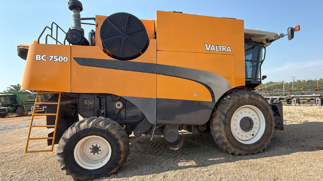 LOTE 004 - COLHEITADEIRA VALTRA BC 7500 ANO 2012