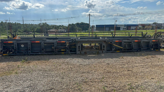 LOTE 004 - COLHEITADEIRA VALTRA BC 7500 ANO 2012