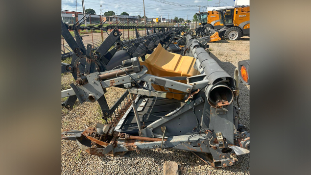 LOTE 004 - COLHEITADEIRA VALTRA BC 7500 ANO 2012