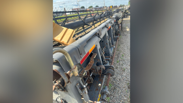 LOTE 004 - COLHEITADEIRA VALTRA BC 7500 ANO 2012