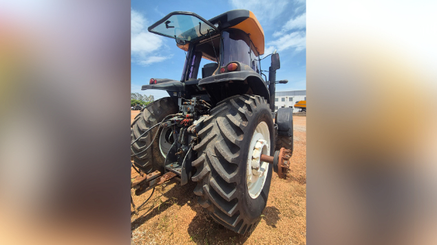 LOTE 029 - TRATOR AGRÍCOLA VALTRA ANO 2000