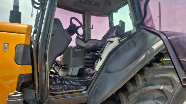 LOTE 029 - TRATOR AGRÍCOLA VALTRA ANO 2000